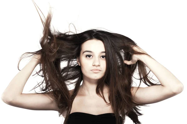 Krásná brunetka s windy vlasy — Stock fotografie