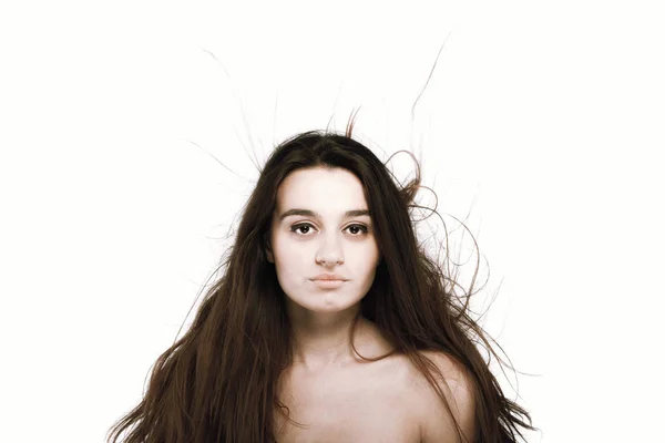 Bella ragazza bruna con i capelli ventosi — Foto Stock