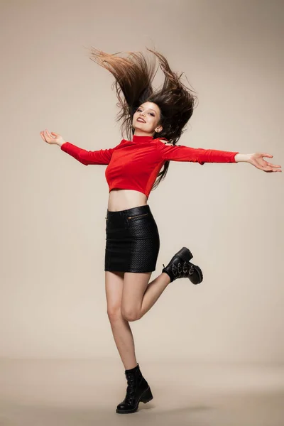 Flickan hoppar i studio — Stockfoto