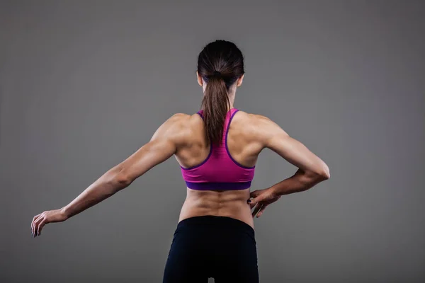 Spatele muscular al unei fete de fitness — Fotografie, imagine de stoc