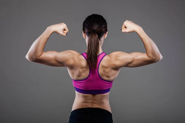 Espalda muscular de una chica fitness —  Fotos de Stock