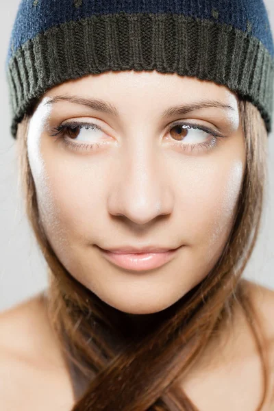 Hermosa chica con retrato sombrero de invierno —  Fotos de Stock