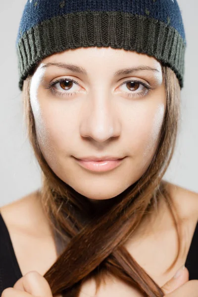 Hermosa chica con retrato sombrero de invierno — Foto de Stock