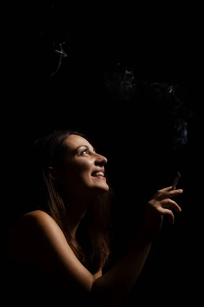 Menina com cigarrete e fumaça — Fotografia de Stock