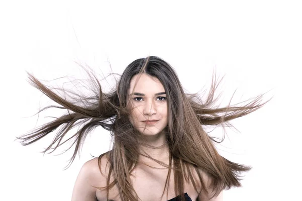 Linda menina morena com cabelo ventoso — Fotografia de Stock