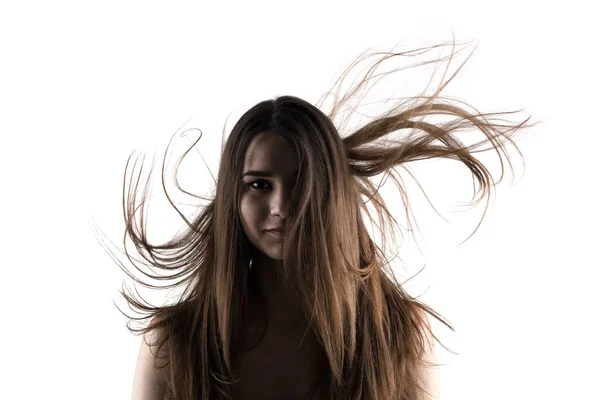 Mooie brunette meisje met winderige haren — Stockfoto