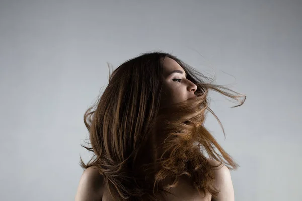 Vackra brunett tjej med blåsiga hår — Stockfoto