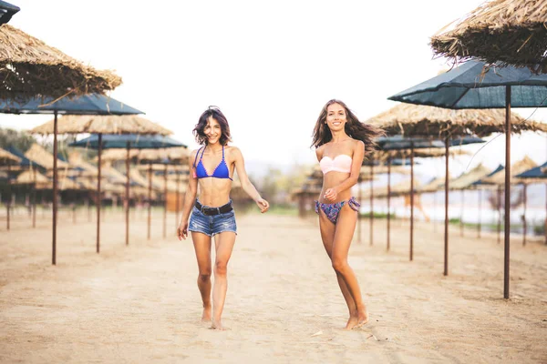 Dvě sexy holky na pláži — Stock fotografie