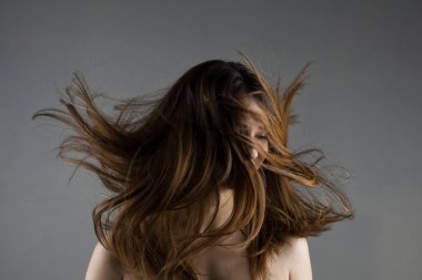 rüzgarlı saçlı güzel esmer kız