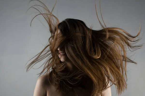 Linda menina morena com cabelo ventoso — Fotografia de Stock