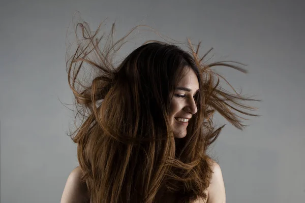 Красивая брюнетка с ветреными волосами — стоковое фото