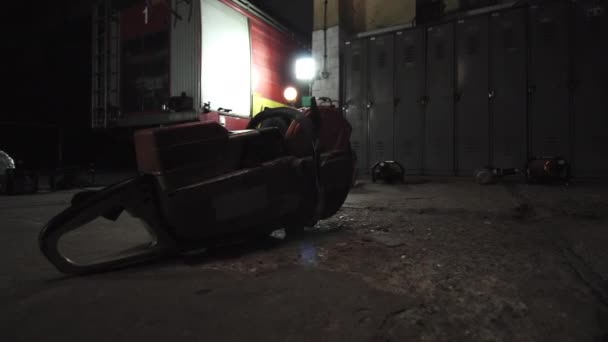 Echipament Pompieri Podea Ferăstrău Lanţ Gaz Camion Incendiu Fundal — Videoclip de stoc