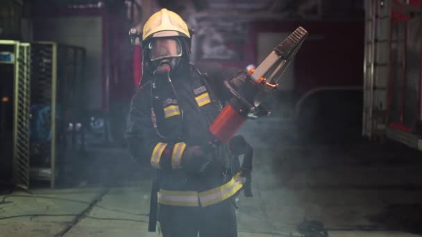 Retrato Bombero Con Equipo Completo Máscara Oxígeno Equipo Rescate Emergencia — Vídeo de stock