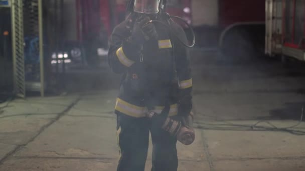 Feuerwehrfrau Mit Voller Ausrüstung Sauerstoffmaske Und Notfallrettungsausrüstung Hartem Werkzeug Rauch — Stockvideo