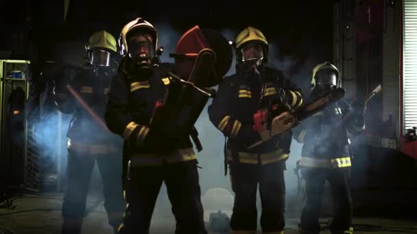 Gruppe Von Feuerwehrleuten Mit Voller Ausrüstung Sauerstoffmasken Und Rettungswerkzeugen Kreishydraulik — Stockvideo