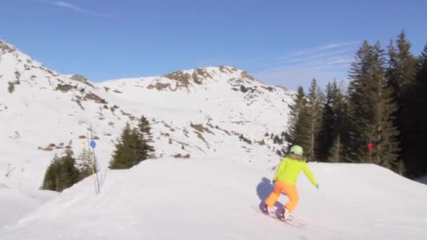 Snowboardåkare Flicka Hoppar Snöpark Schweiziska Alperna — Stockvideo