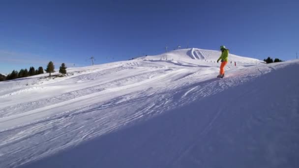 Ragazza Snowboarder Che Salta Uno Snowpark Sulle Alpi Svizzere — Video Stock