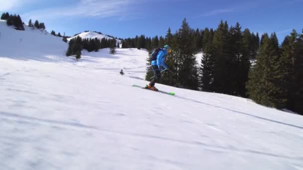 Esquiador Profissional Esquiando Pistas Nos Alpes Suíços — Vídeo de Stock