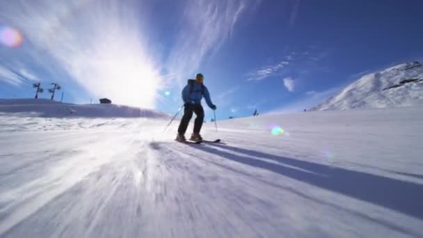 Professionele Skiër Skiën Pisten Zwitserse Alpen — Stockvideo