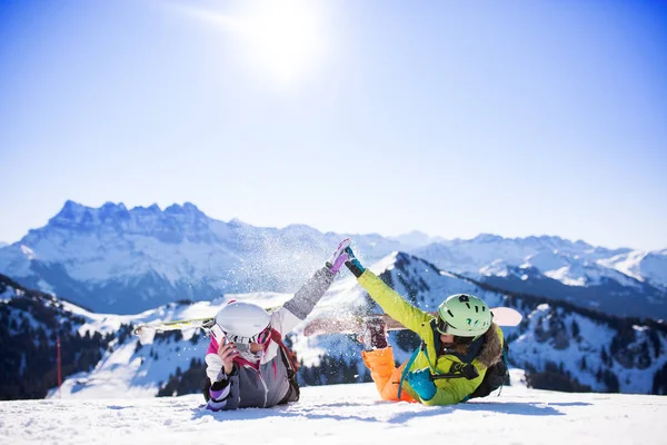 Deux filles avec ski et snowboard s'amuser sur la neige — Photo