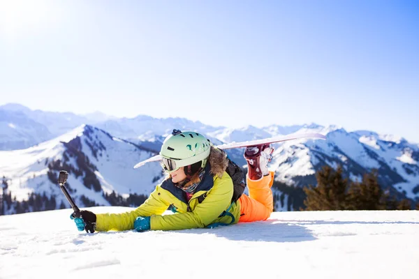 Snowboard chica posando en la nieve con acción cámara — Foto de Stock