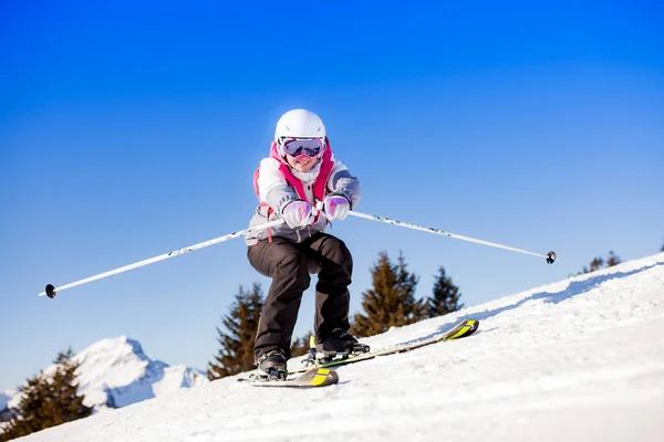 Κορίτσι που κάνει σκι και ποζάρει στο χιόνι — Φωτογραφία Αρχείου