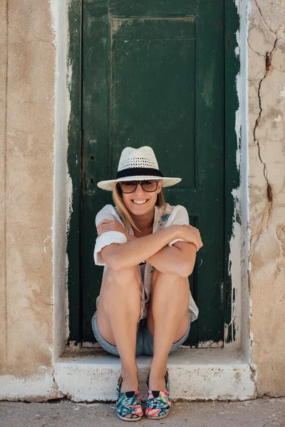 Mulher na velha porta de madeira — Fotografia de Stock