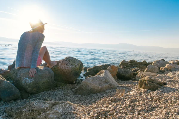 Young woman at the beach — Stock Photo, Image