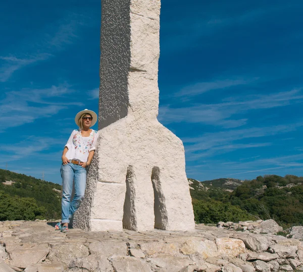 Vrouw door monument van Krk eiland — Stockfoto