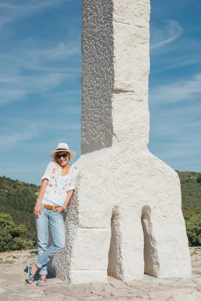 Nő az emlékmű a Krk-sziget — Stock Fotó