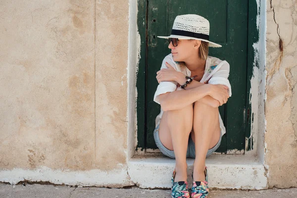 Vrouw bij oude houten deur — Stockfoto