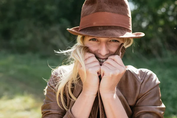 Außenporträt einer blonden Frau — Stockfoto