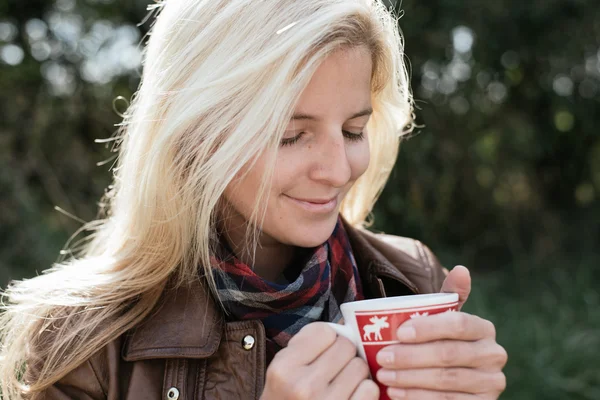 Donna bere tè caldo all'aperto — Foto Stock