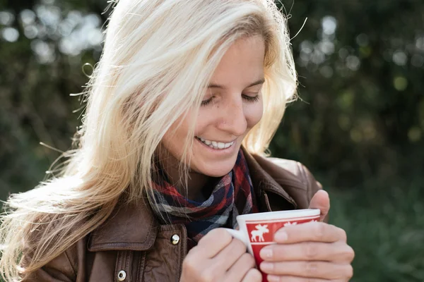 Mujer bebiendo té caliente al aire libre — Foto de Stock