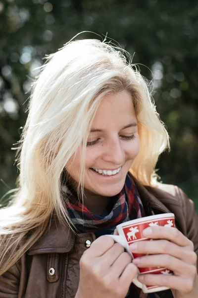 Donna bere tè caldo all'aperto — Foto Stock