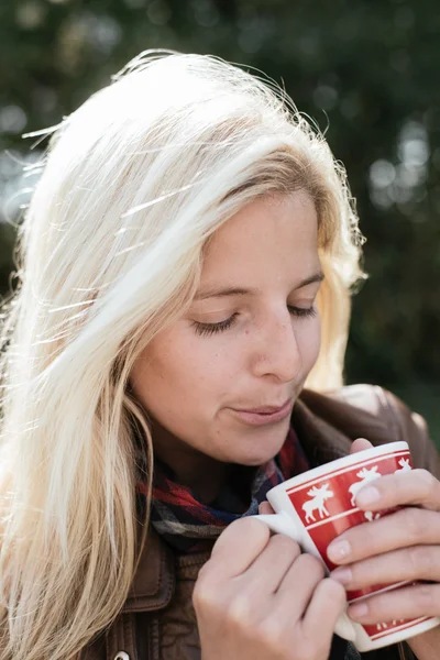 Donna bere tè caldo all'aperto — Foto Stock