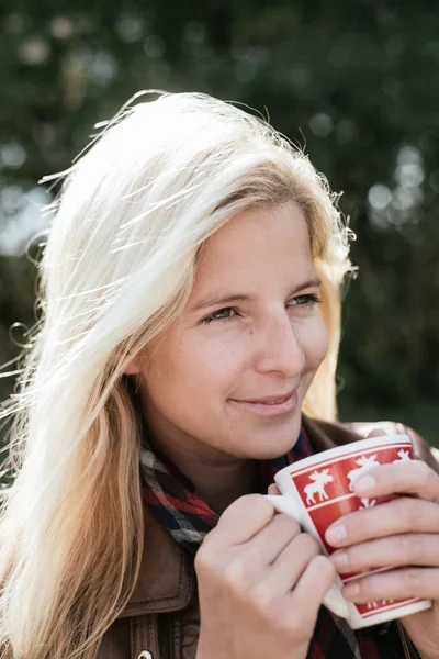 Femme boire du thé chaud en plein air — Photo