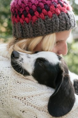 Sevimli köpek oynamaya kadınla