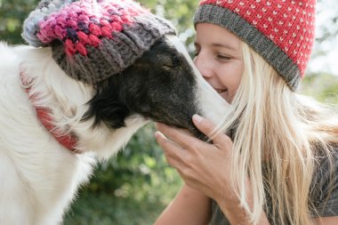 Sevimli köpek oynamaya kadınla