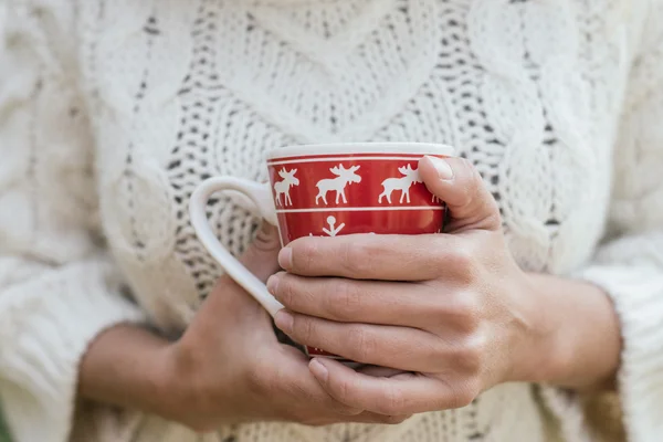 Nő iszik forró teát szabadtéri — Stock Fotó