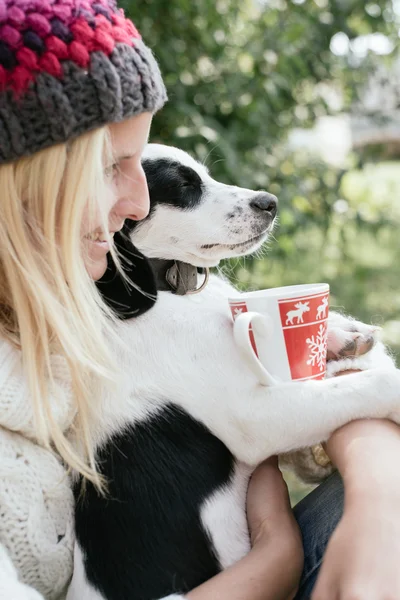 Vrouw en haar puppy drinken samen — Stockfoto