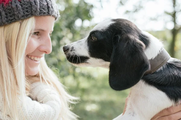 Donna con cucciolo carino giocare — Foto Stock