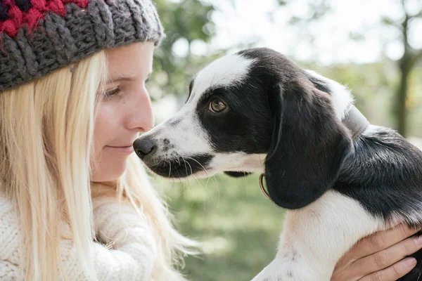 Kvinna med söt valp spela — Stockfoto