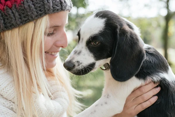 Donna con cucciolo carino giocare — Foto Stock