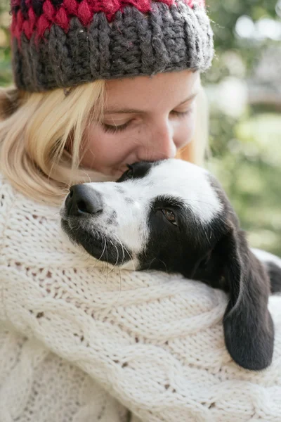 Mujer con lindo cachorro jugando — Foto de Stock