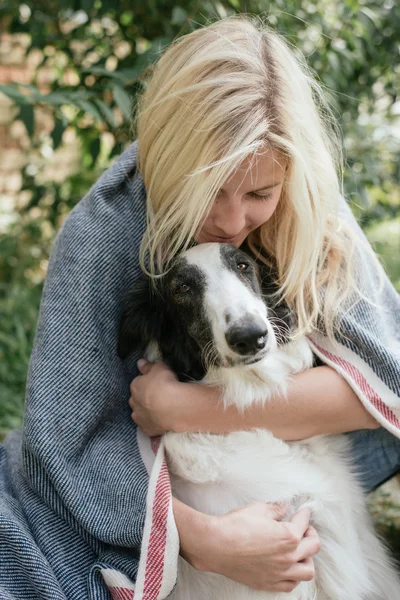 Vrouw met schattige puppy spelen — Stockfoto