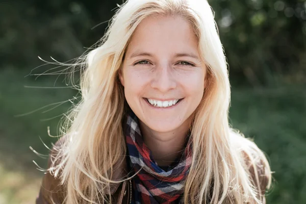 Retrato exterior de una mujer rubia — Foto de Stock