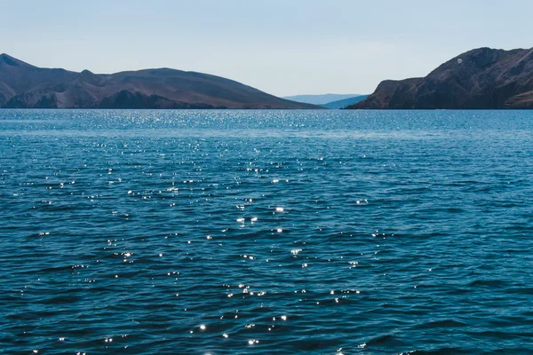 Blauwe oceaan en eilanden landschap — Stockfoto