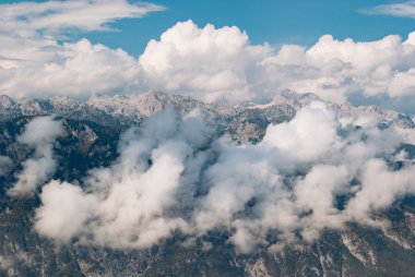 kar ve bulutlar kaplı tepeler, Alp yatay
