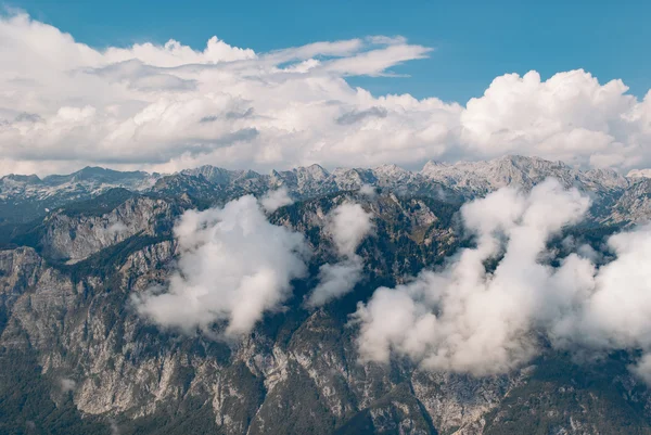 Альпийский пейзаж с вершинами, покрытыми снегом и облаками — стоковое фото